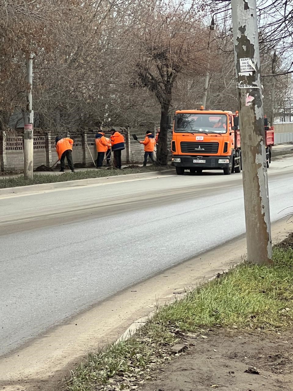 Днем 8 декабря сотрудники ДБГ проводят комплексные работы по уборке дороги и тротуаров на улице Чкалова Днем 8 декабря сотрудники ДБГ проводят комплексные работы по уборке дороги и тротуаров на улице Чкалова