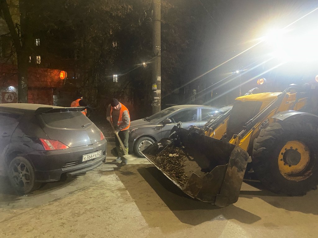Ночью в Рязани подметали дороги и тротуары Ночью в Рязани подметали дороги и тротуары