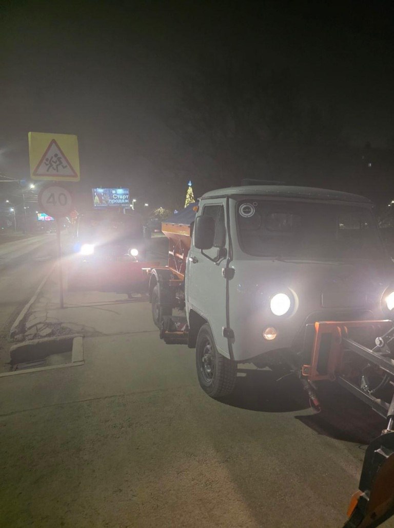 Ночью в Рязани подметали дороги и тротуары Ночью в Рязани подметали дороги и тротуары