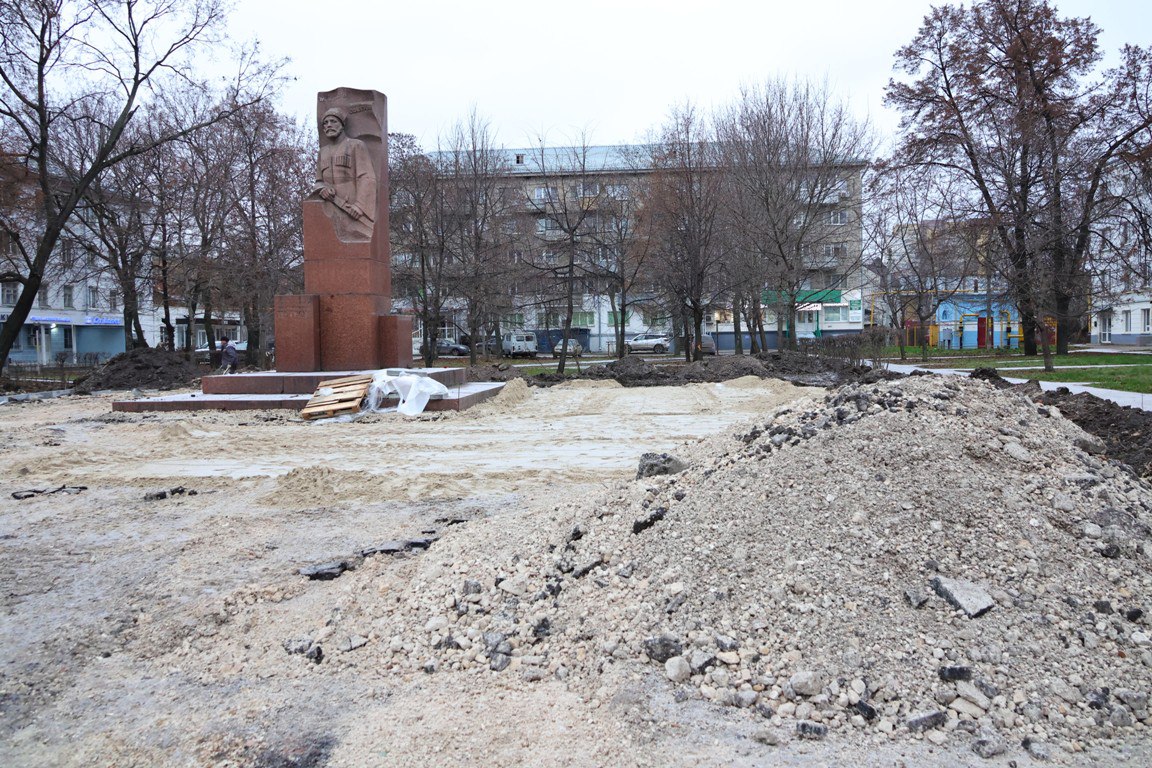 Благоустройство сквера у остановки «Дом художника» ведется в рамках реализации проектов местных инициатив Благоустройство сквера у остановки «Дом художника» ведется в рамках реализации проектов местных инициатив