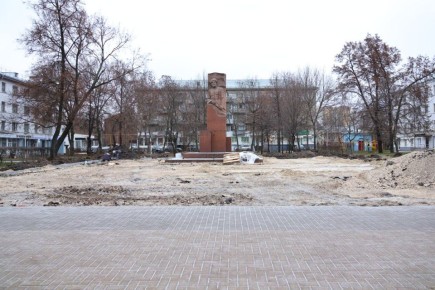 Благоустройство сквера у остановки «Дом художника» ведется в рамках реализации проектов местных инициатив