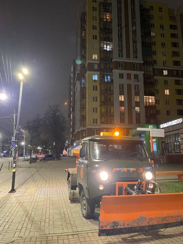 Ночью в Рязани подметали дороги и тротуары