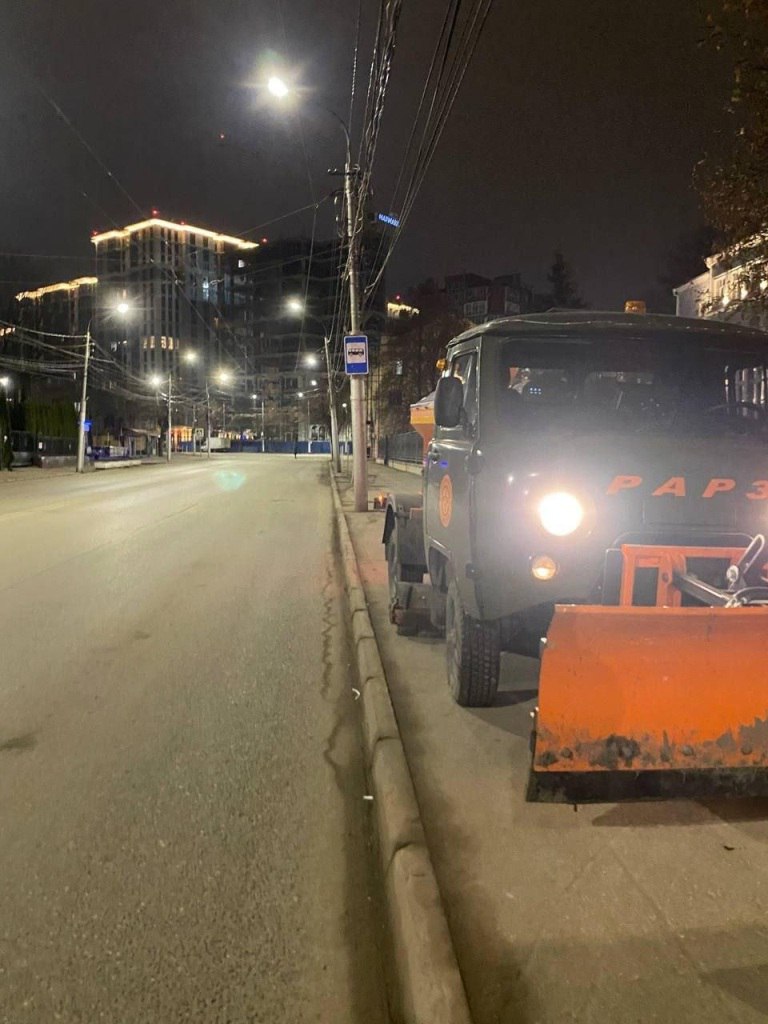 Ночью в Рязани подметали дороги и тротуары Ночью в Рязани подметали дороги и тротуары