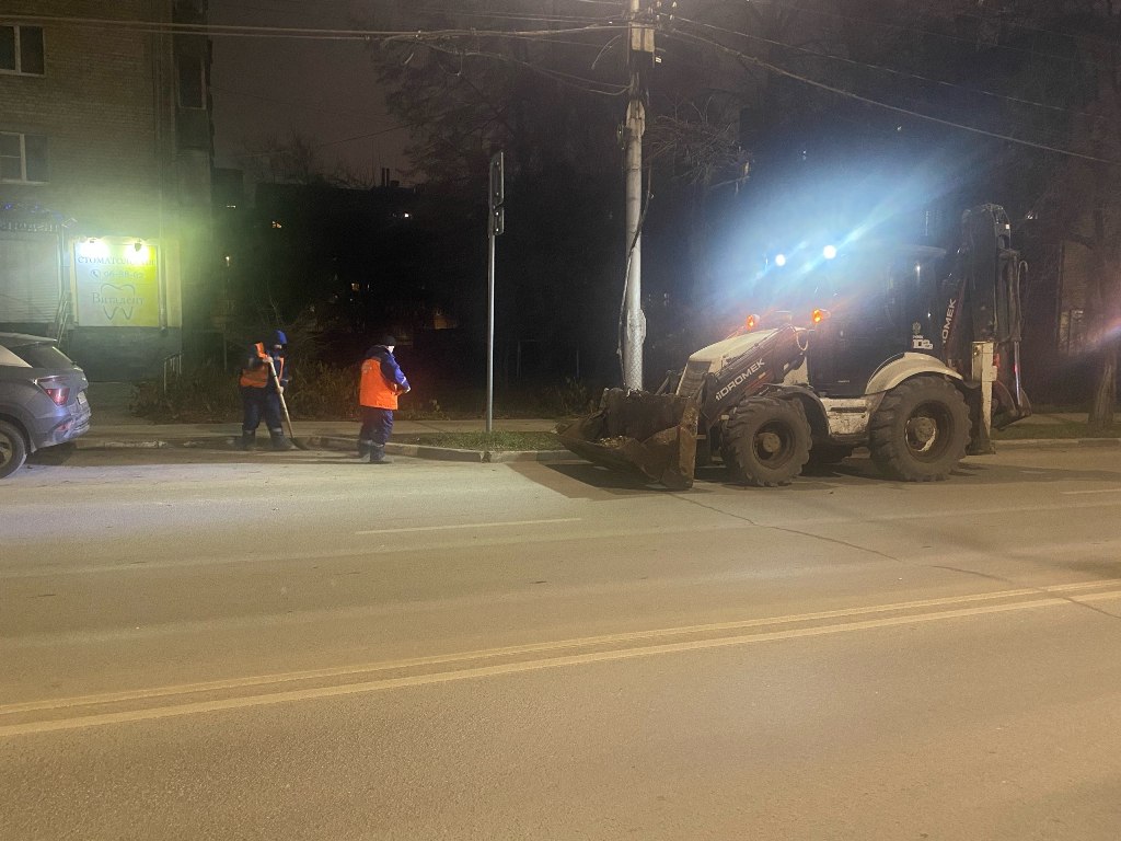 Ночью в Рязани подметали дороги и тротуары Ночью в Рязани подметали дороги и тротуары