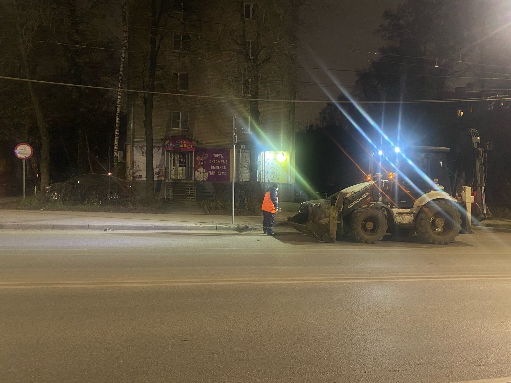 Ночью в Рязани подметали дороги и тротуары Ночью в Рязани подметали дороги и тротуары