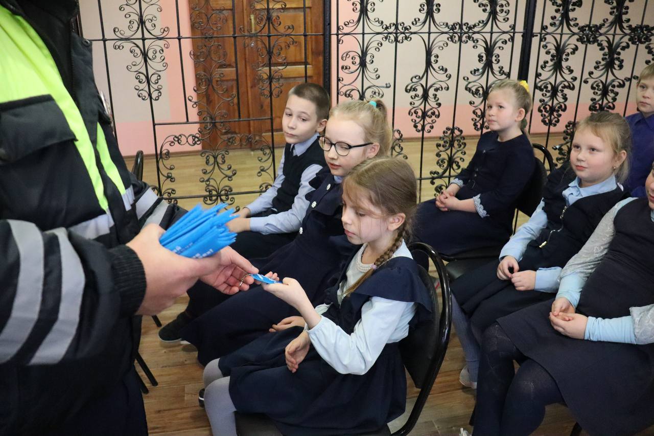 123. Командир отдельного взвода ДПС отделения Госавтоинспекции МО МВД России «Михайловский» Юрий Клёмин и педагоги Лаборатории безопасности Регионального центра выявления и поддержки одарённых детей «Гелиос» Рязанской... 123. Командир отдельного взвода ДПС отделения Госавтоинспекции МО МВД России «Михайловский» Юрий Клёмин и педагоги Лаборатории безопасности Регионального центра выявления и поддержки одарённых детей «Гелиос» Рязанской...