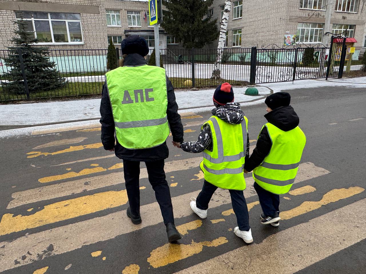 Сотрудники ЦДиТН ПБДД Госавтоинспекции УМВД России по Рязанской области провели пеший урок-экскурсию в школе № 55 города Рязани Сотрудники ЦДиТН ПБДД Госавтоинспекции УМВД России по Рязанской области провели пеший урок-экскурсию в школе № 55 города Рязани