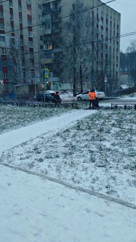 Днем 10 декабря в городе продолжается обработка территорий противогололедными средствами Днем 10 декабря в городе продолжается обработка территорий противогололедными средствами