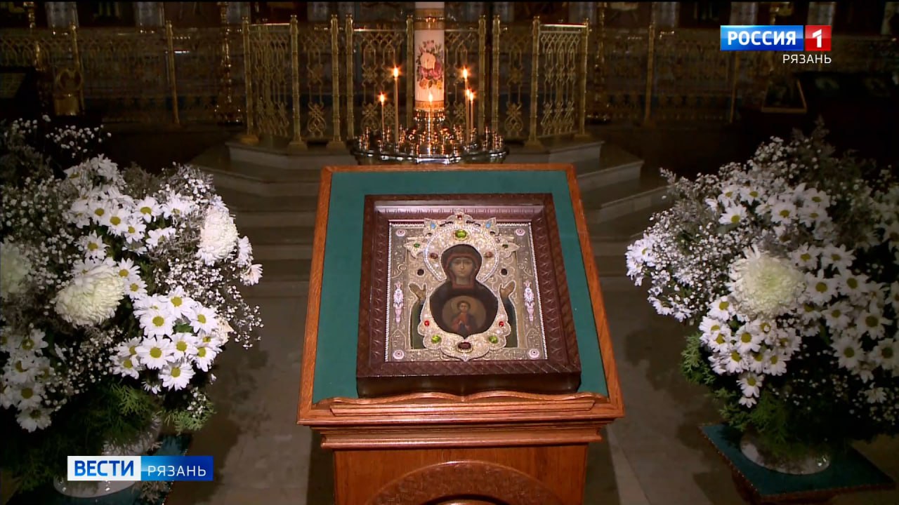 Православные отмечают день иконы Божьей Матери "Знамение"