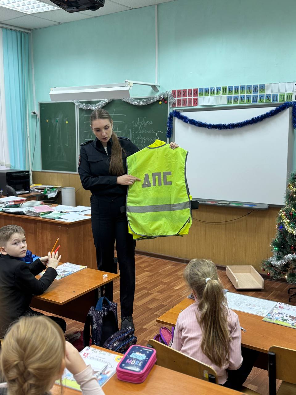Сотрудники ЦДиТН ПБДД Госавтоинспекции УМВД России по Рязанской области провели пеший урок-экскурсию в школе № 55 города Рязани Сотрудники ЦДиТН ПБДД Госавтоинспекции УМВД России по Рязанской области провели пеший урок-экскурсию в школе № 55 города Рязани
