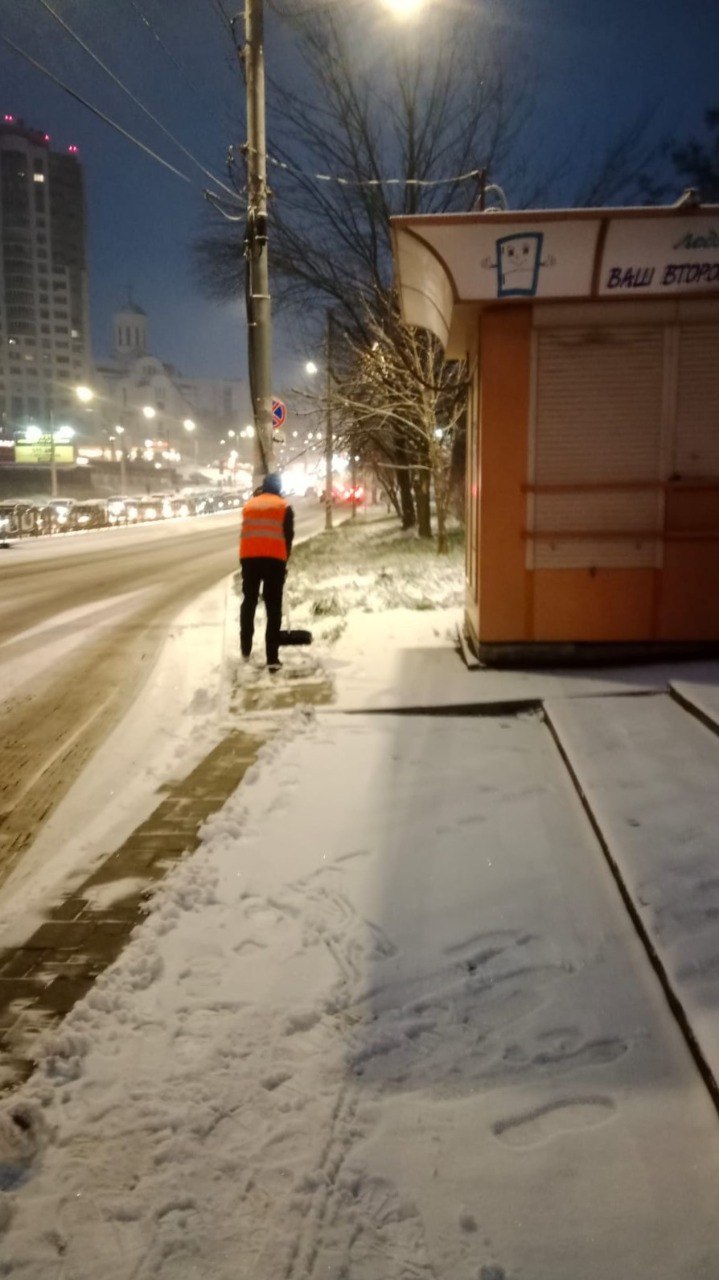 Днем 10 декабря в городе продолжается обработка территорий противогололедными средствами Днем 10 декабря в городе продолжается обработка территорий противогололедными средствами