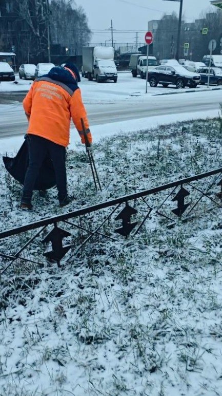 Днем 10 декабря в городе продолжается обработка территорий противогололедными средствами Днем 10 декабря в городе продолжается обработка территорий противогололедными средствами