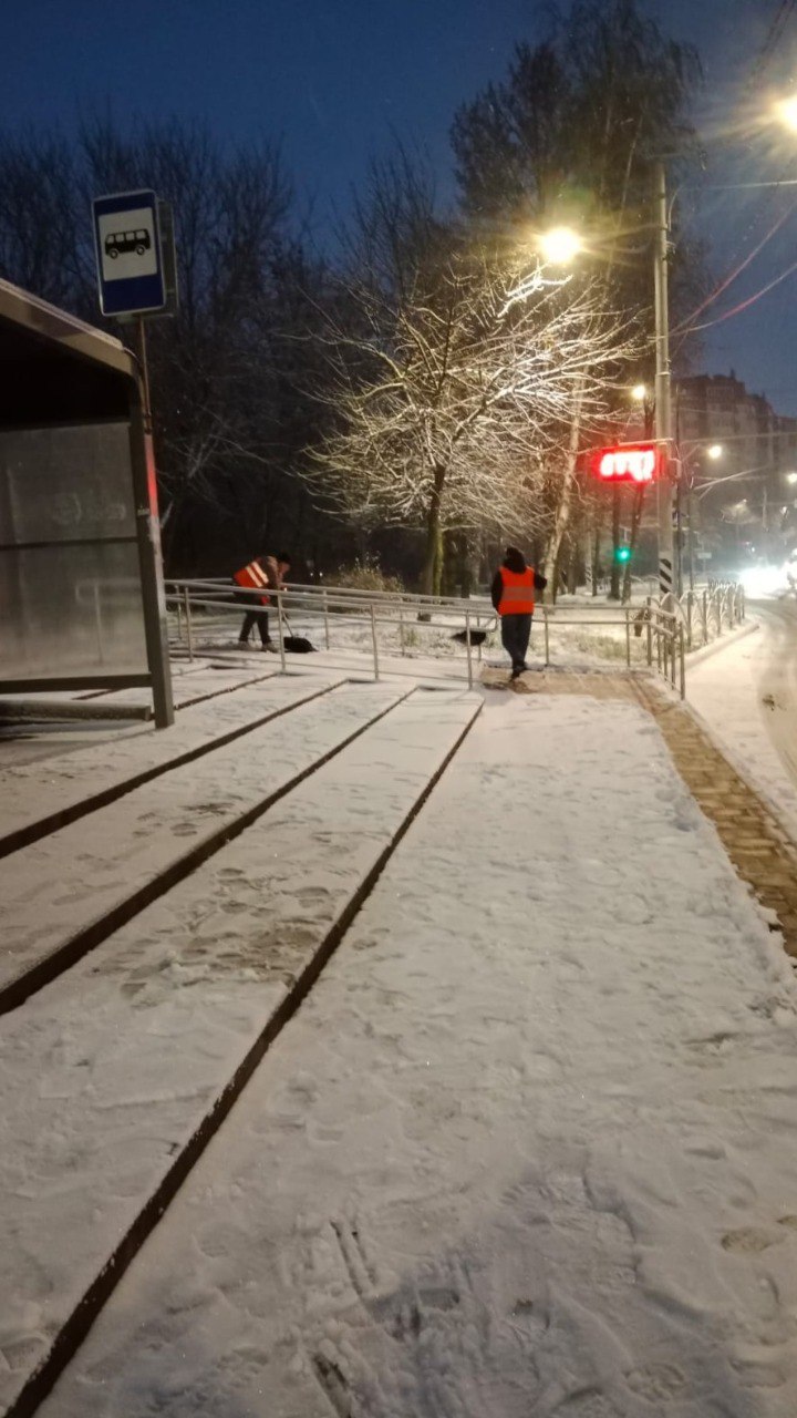 Днем 10 декабря в городе продолжается обработка территорий противогололедными средствами Днем 10 декабря в городе продолжается обработка территорий противогололедными средствами