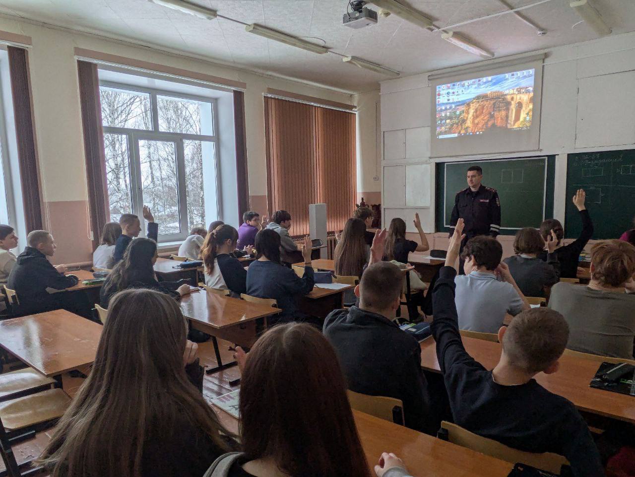 Безопасность на дорогах начинается с урока! Безопасность на дорогах начинается с урока!