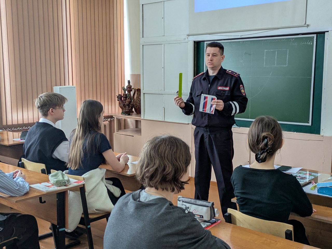 Безопасность на дорогах начинается с урока! Безопасность на дорогах начинается с урока!