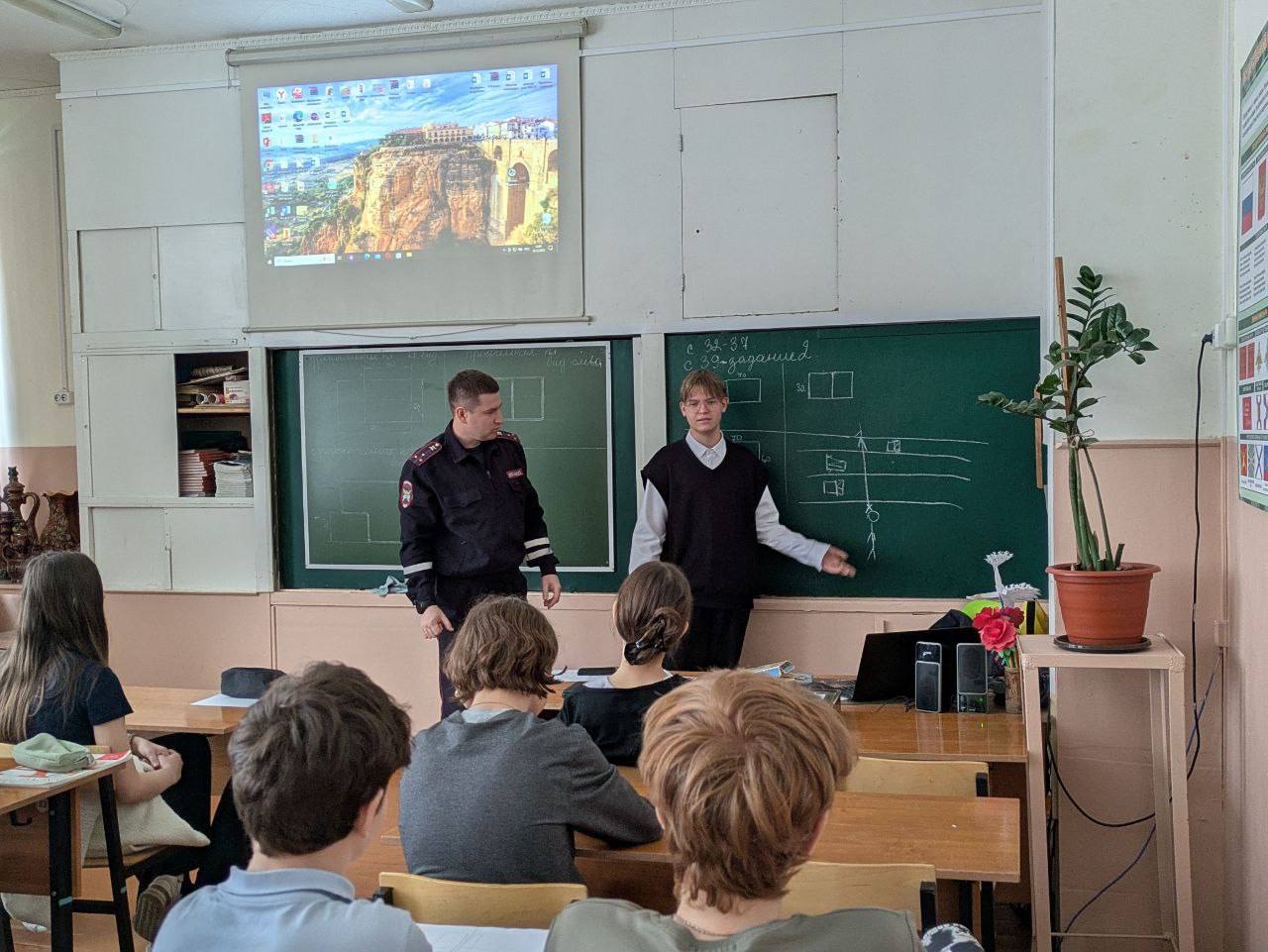 Безопасность на дорогах начинается с урока! Безопасность на дорогах начинается с урока!