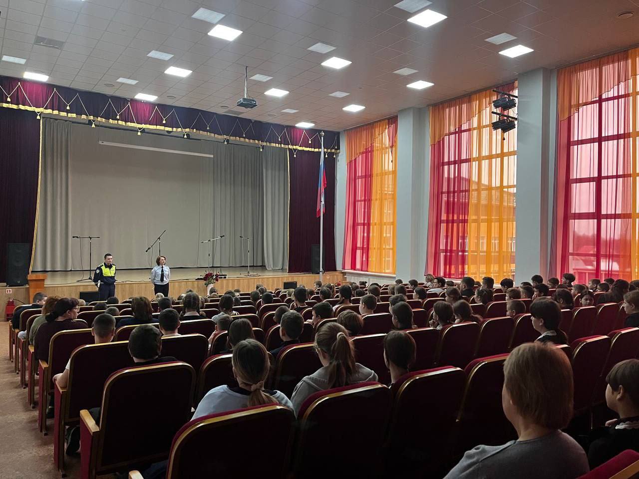 Сотрудники Госавтоинспекции Сасовского района совместно с инспектором ПДН провели профилактическую беседу с учениками «МОУ Кадомская СШ» Сотрудники Госавтоинспекции Сасовского района совместно с инспектором ПДН провели профилактическую беседу с учениками «МОУ Кадомская СШ»