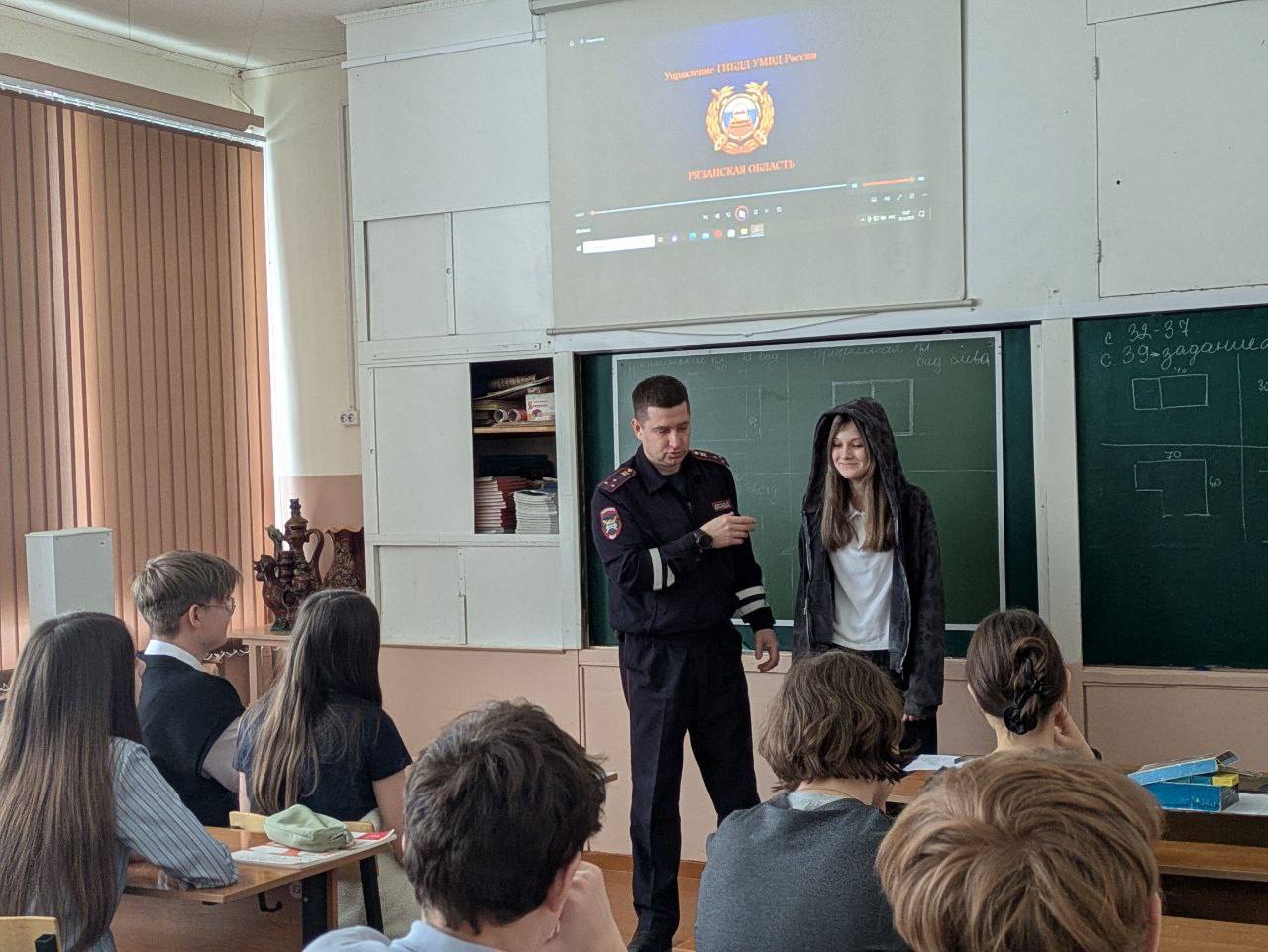 Безопасность на дорогах начинается с урока! Безопасность на дорогах начинается с урока!