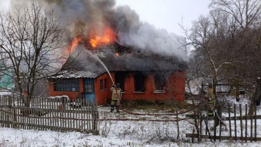 10 декабря на улице Садовой в деревне Акулово Старожиловского района горел кирпичный жилой дом