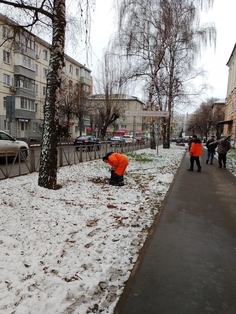 Днем 11 декабря в областном центре продолжается противогололедная обработка пешеходных зон, остановок общественного транспорта, тротуаров на мостах и путепроводах Днем 11 декабря в областном центре продолжается противогололедная обработка пешеходных зон, остановок общественного транспорта, тротуаров на мостах и путепроводах