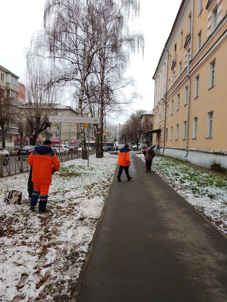 Днем 11 декабря в областном центре продолжается противогололедная обработка пешеходных зон, остановок общественного транспорта, тротуаров на мостах и путепроводах Днем 11 декабря в областном центре продолжается противогололедная обработка пешеходных зон, остановок общественного транспорта, тротуаров на мостах и путепроводах