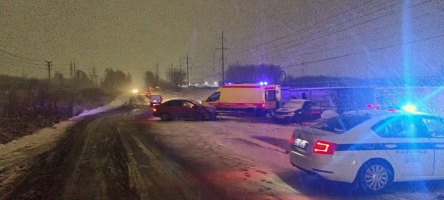 Сводка ДТП. 11 декабря, примерно в 20:15 в городе Рязани вблизи дома № 20 А по Ряжскому шоссе, по предварительной информации, произошло столкновение автомобиля «Шевроле», под управлением 46-летнего жителя города Рыбное, с...