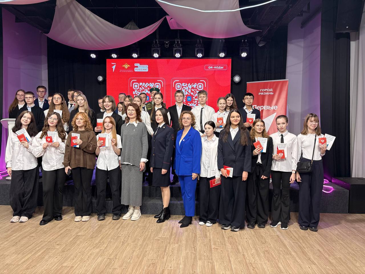 В Рязани продолжаются торжественные церемонии вручения первых паспортов активистам «Движения Первых» В Рязани продолжаются торжественные церемонии вручения первых паспортов активистам «Движения Первых»