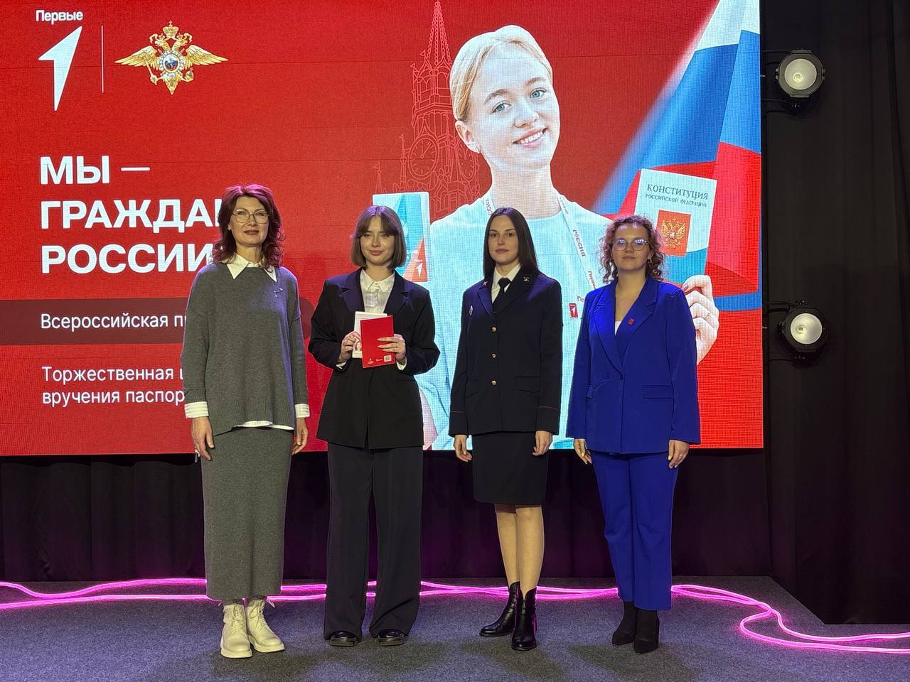 В Рязани продолжаются торжественные церемонии вручения первых паспортов активистам «Движения Первых» В Рязани продолжаются торжественные церемонии вручения первых паспортов активистам «Движения Первых»