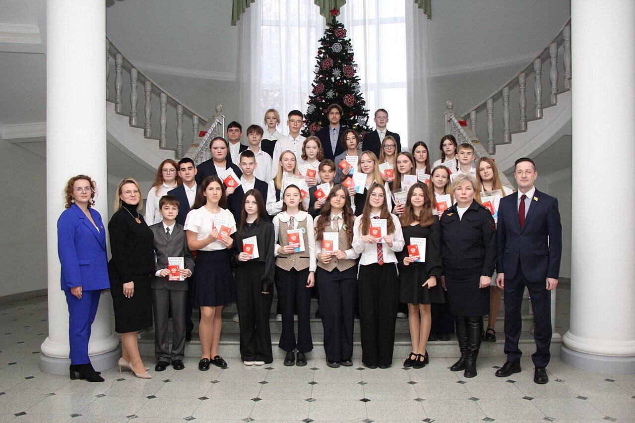 В Рязани продолжаются торжественные церемонии вручения первых паспортов активистам «Движения Первых» В Рязани продолжаются торжественные церемонии вручения первых паспортов активистам «Движения Первых»