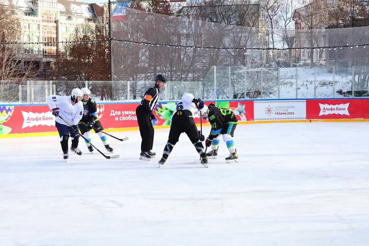Второй день проекта «Рязань – Новогодняя столица России 2026» стартовал с турнира по хоккею молодежных команд 3x3 Второй день проекта «Рязань – Новогодняя столица России 2026» стартовал с турнира по хоккею молодежных команд 3x3