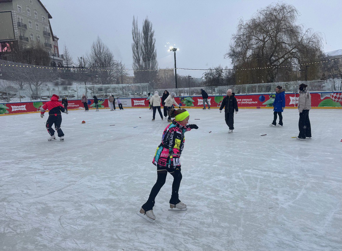 В субботу, 13 декабря, на Лыбедском бульваре в Рязани состоялось торжественное открытие катка, приуроченное к старту программы «Рязань – Новогодняя столица 2026» В субботу, 13 декабря, на Лыбедском бульваре в Рязани состоялось торжественное открытие катка, приуроченное к старту программы «Рязань – Новогодняя столица 2026»