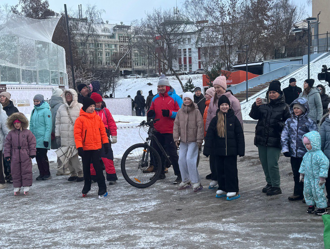 В субботу, 13 декабря, на Лыбедском бульваре в Рязани состоялось торжественное открытие катка, приуроченное к старту программы «Рязань – Новогодняя столица 2026» В субботу, 13 декабря, на Лыбедском бульваре в Рязани состоялось торжественное открытие катка, приуроченное к старту программы «Рязань – Новогодняя столица 2026»