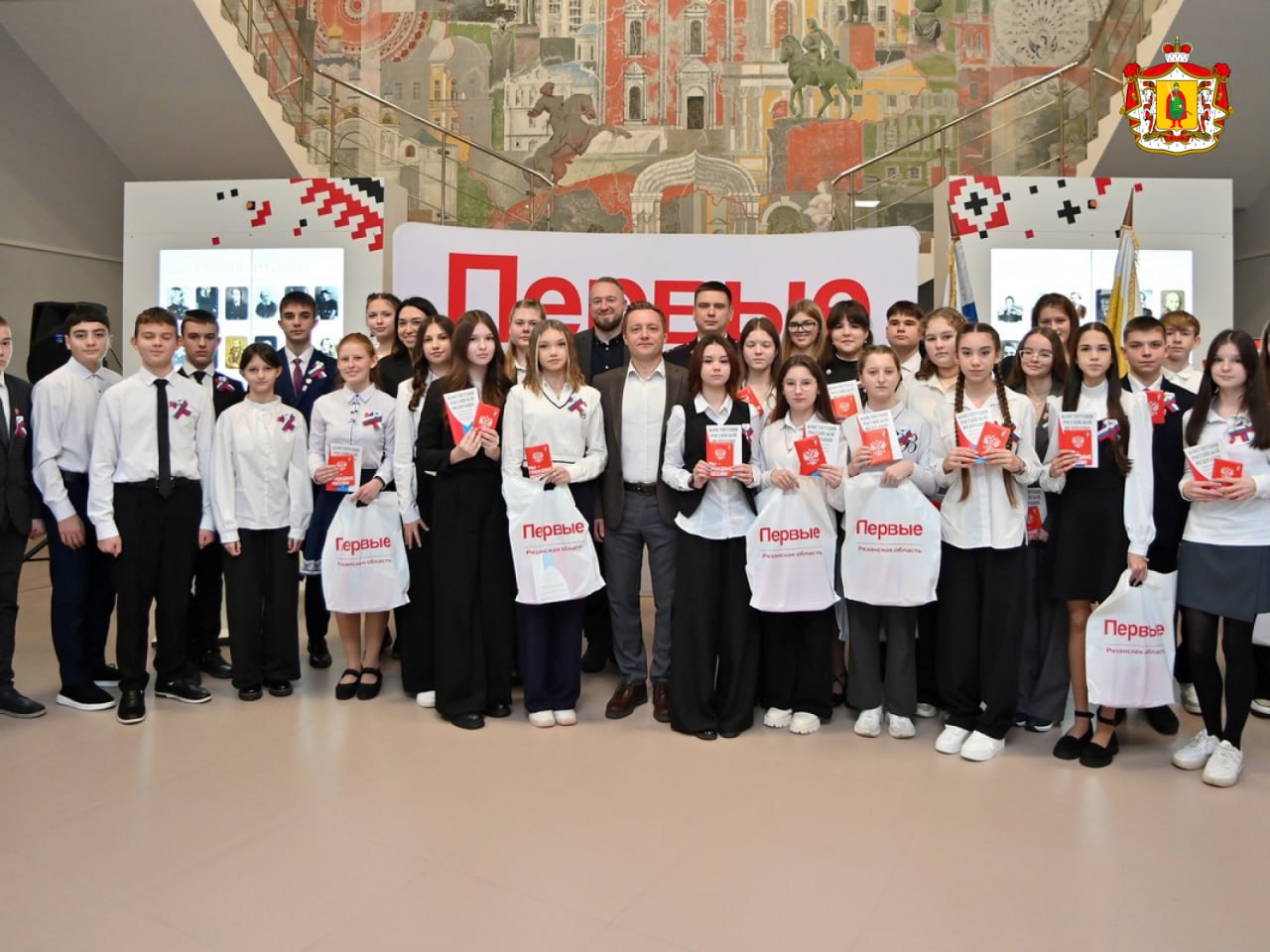 Первый заместитель Председателя Правительства Рязанской области Денис Боков вручил школьникам паспорта