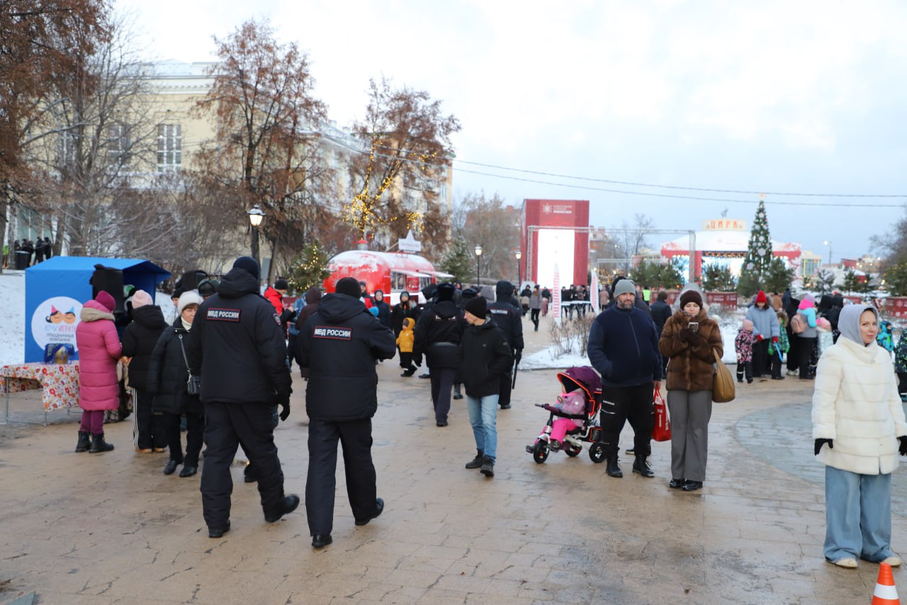 Сотрудники полиции обеспечили общественный порядок на открытии проекта «Новогодняя столица России 2026» в городе Рязани Сотрудники полиции обеспечили общественный порядок на открытии проекта «Новогодняя столица России 2026» в городе Рязани