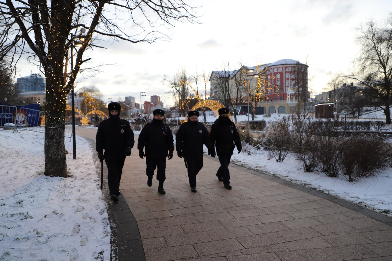Сотрудники полиции обеспечили общественный порядок на открытии проекта «Новогодняя столица России 2026» в городе Рязани Сотрудники полиции обеспечили общественный порядок на открытии проекта «Новогодняя столица России 2026» в городе Рязани