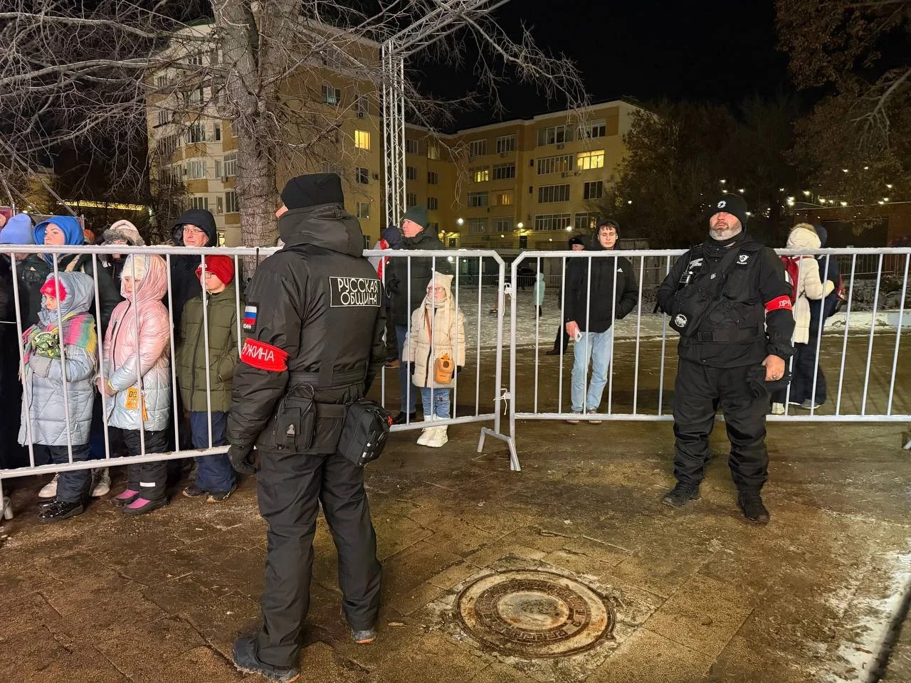 Народные дружинники города Рязани принимали активное участие в оказании содействия правоохранительным органам по обеспечению правопорядка во время торжественного открытия «Новогодней столицы России – 2026», которое прошло на... Народные дружинники города Рязани принимали активное участие в оказании содействия правоохранительным органам по обеспечению правопорядка во время торжественного открытия «Новогодней столицы России – 2026», которое прошло на...