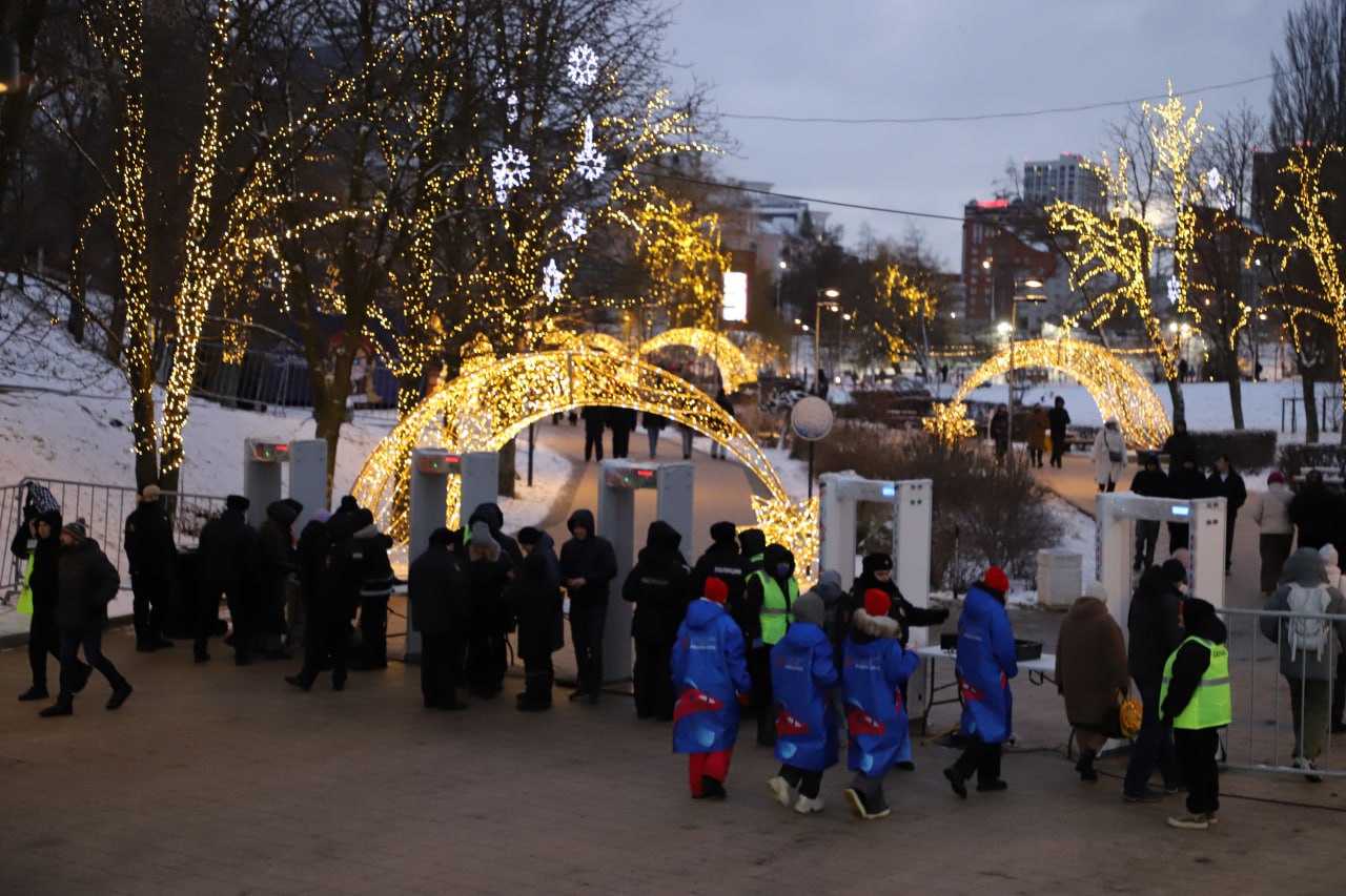 Сотрудники полиции обеспечили общественный порядок на открытии проекта «Новогодняя столица России 2026» в городе Рязани Сотрудники полиции обеспечили общественный порядок на открытии проекта «Новогодняя столица России 2026» в городе Рязани