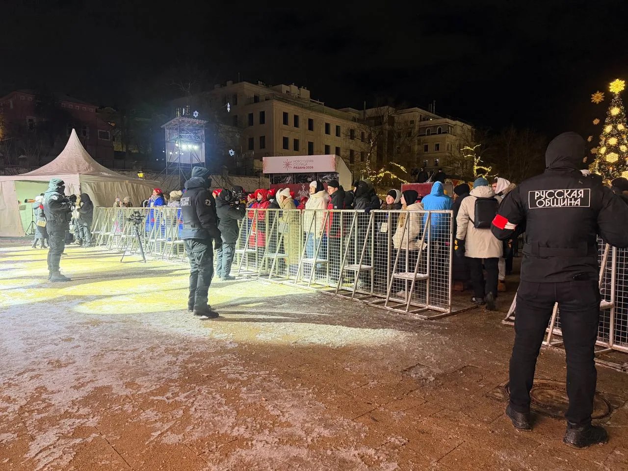 Народные дружинники города Рязани принимали активное участие в оказании содействия правоохранительным органам по обеспечению правопорядка во время торжественного открытия «Новогодней столицы России – 2026», которое прошло на... Народные дружинники города Рязани принимали активное участие в оказании содействия правоохранительным органам по обеспечению правопорядка во время торжественного открытия «Новогодней столицы России – 2026», которое прошло на...