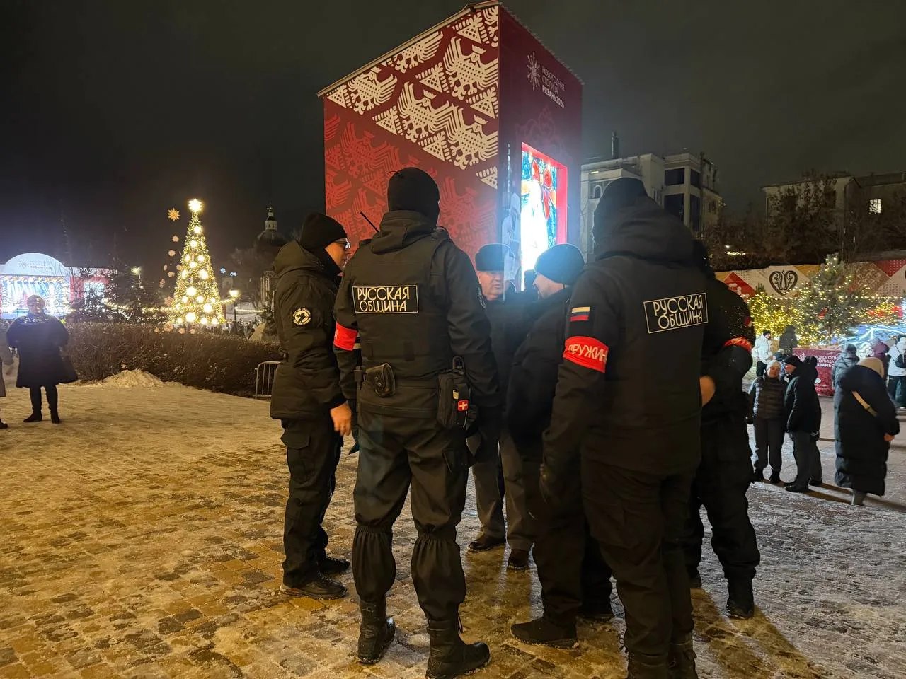 Народные дружинники города Рязани принимали активное участие в оказании содействия правоохранительным органам по обеспечению правопорядка во время торжественного открытия «Новогодней столицы России – 2026», которое прошло на... Народные дружинники города Рязани принимали активное участие в оказании содействия правоохранительным органам по обеспечению правопорядка во время торжественного открытия «Новогодней столицы России – 2026», которое прошло на...