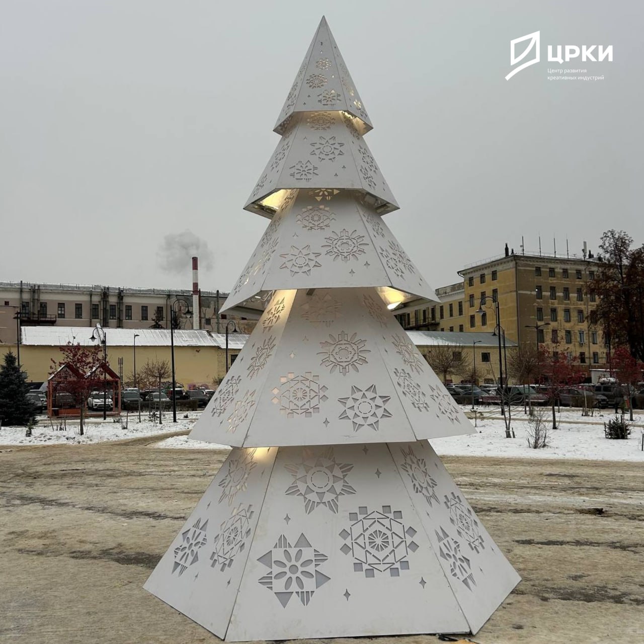 В Новослободском сквере появилась аллея креативных елок В Новослободском сквере появилась аллея креативных елок