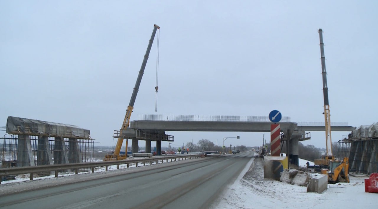 Специалисты Мосотряда завершили монтаж пролетного строения путепровода нового моста через Оку