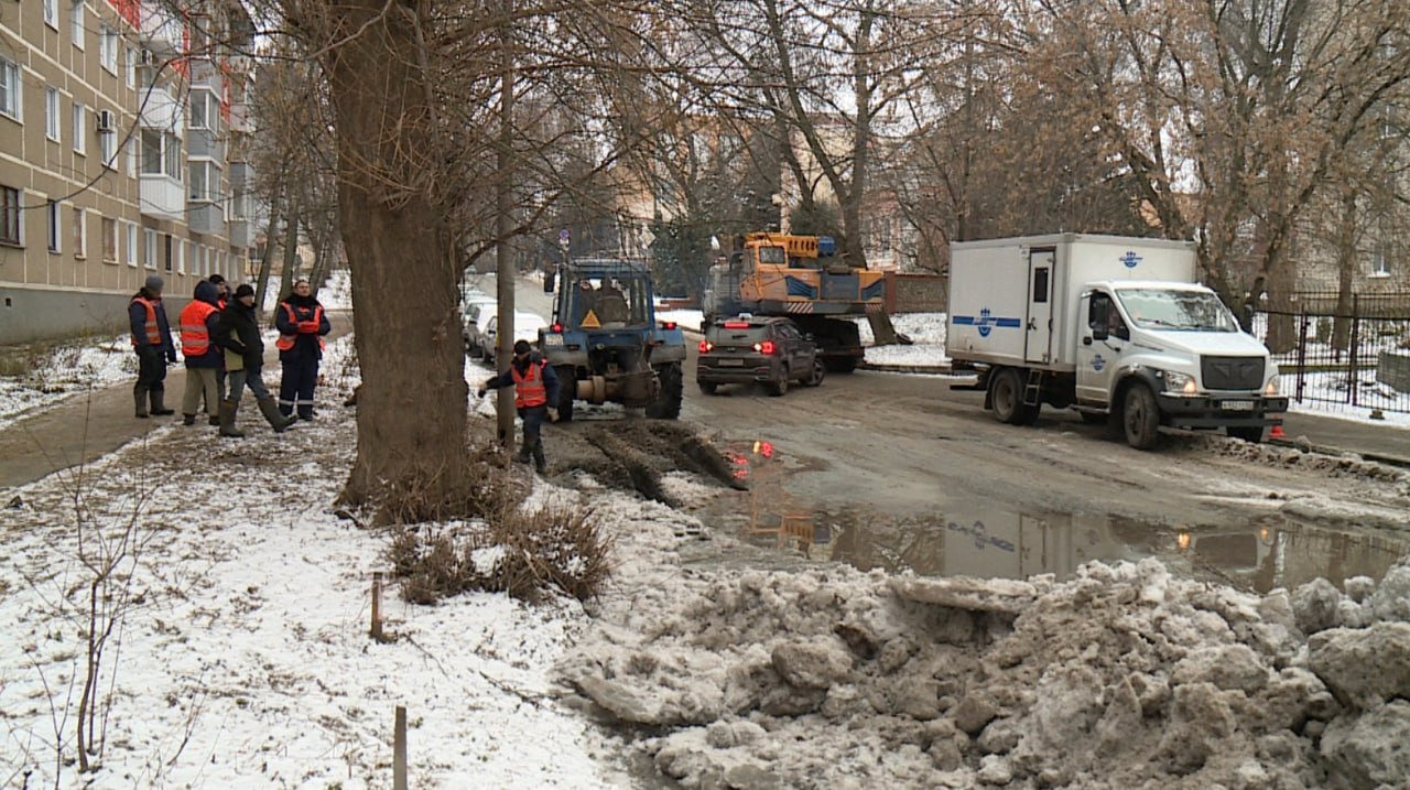 На месте прорыва канализации на улице Скоморошинской начались ремонтные работы