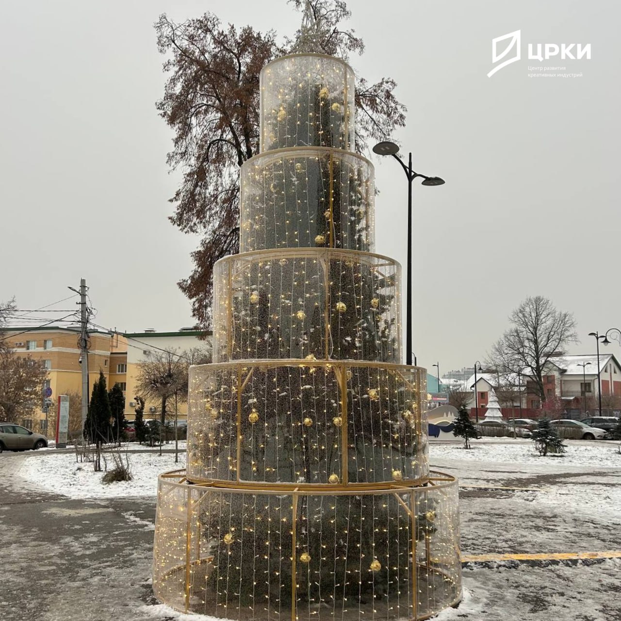 В Новослободском сквере появилась аллея креативных елок В Новослободском сквере появилась аллея креативных елок