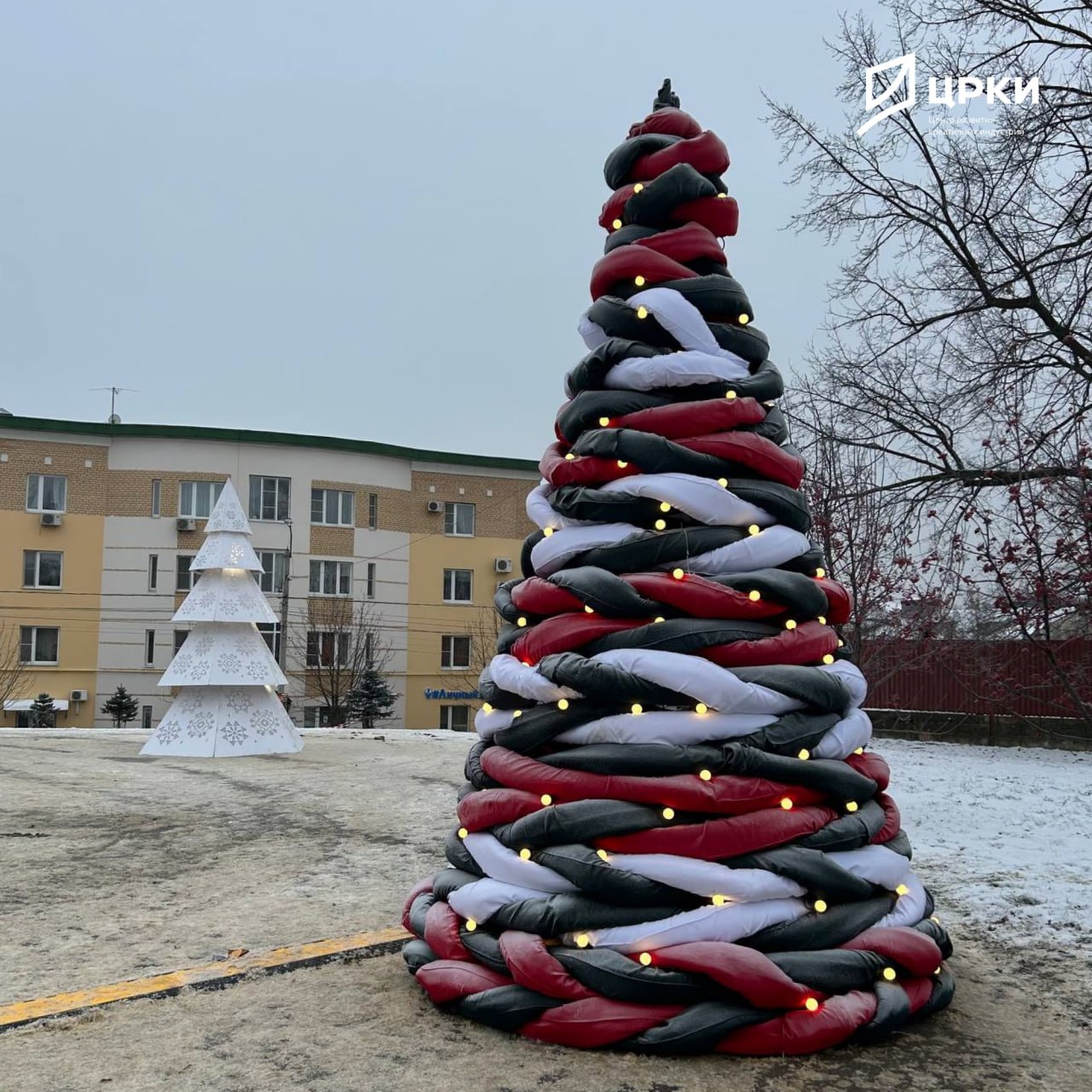 В Новослободском сквере появилась аллея креативных елок В Новослободском сквере появилась аллея креативных елок