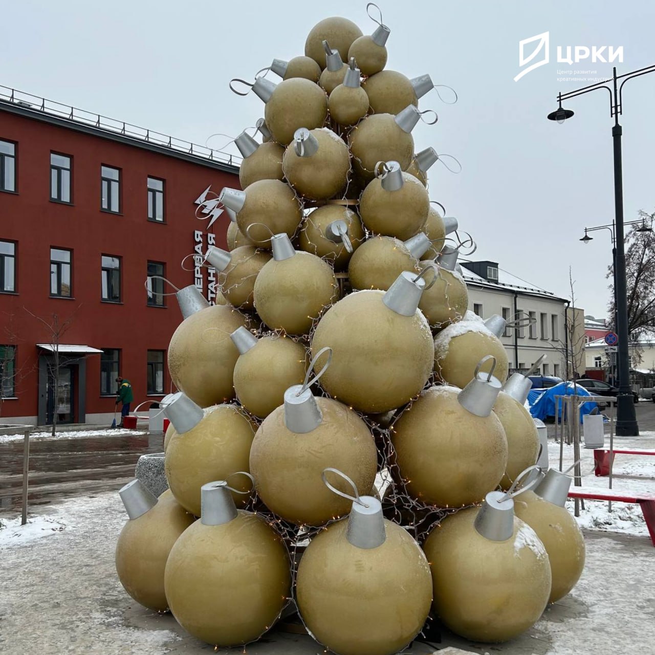 В Новослободском сквере появилась аллея креативных елок В Новослободском сквере появилась аллея креативных елок