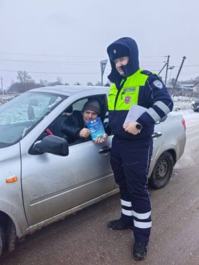 Сотрудники Госавтоинспекции Михайловского района, провели профилактическую акцию «Зимняя безопасность», направленная на профилактику ДТП, сопровождающаяся раздачей тематических памяток