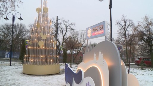 Необычные новогодние елки украсили прогулочную зону в сквере на Новослободской