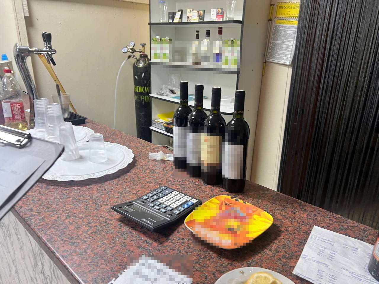 За сутки полицейские изъяли в торговых объектах и у частных лиц более 1000 литров незаконно продававшегося алкоголя За сутки полицейские изъяли в торговых объектах и у частных лиц более 1000 литров незаконно продававшегося алкоголя