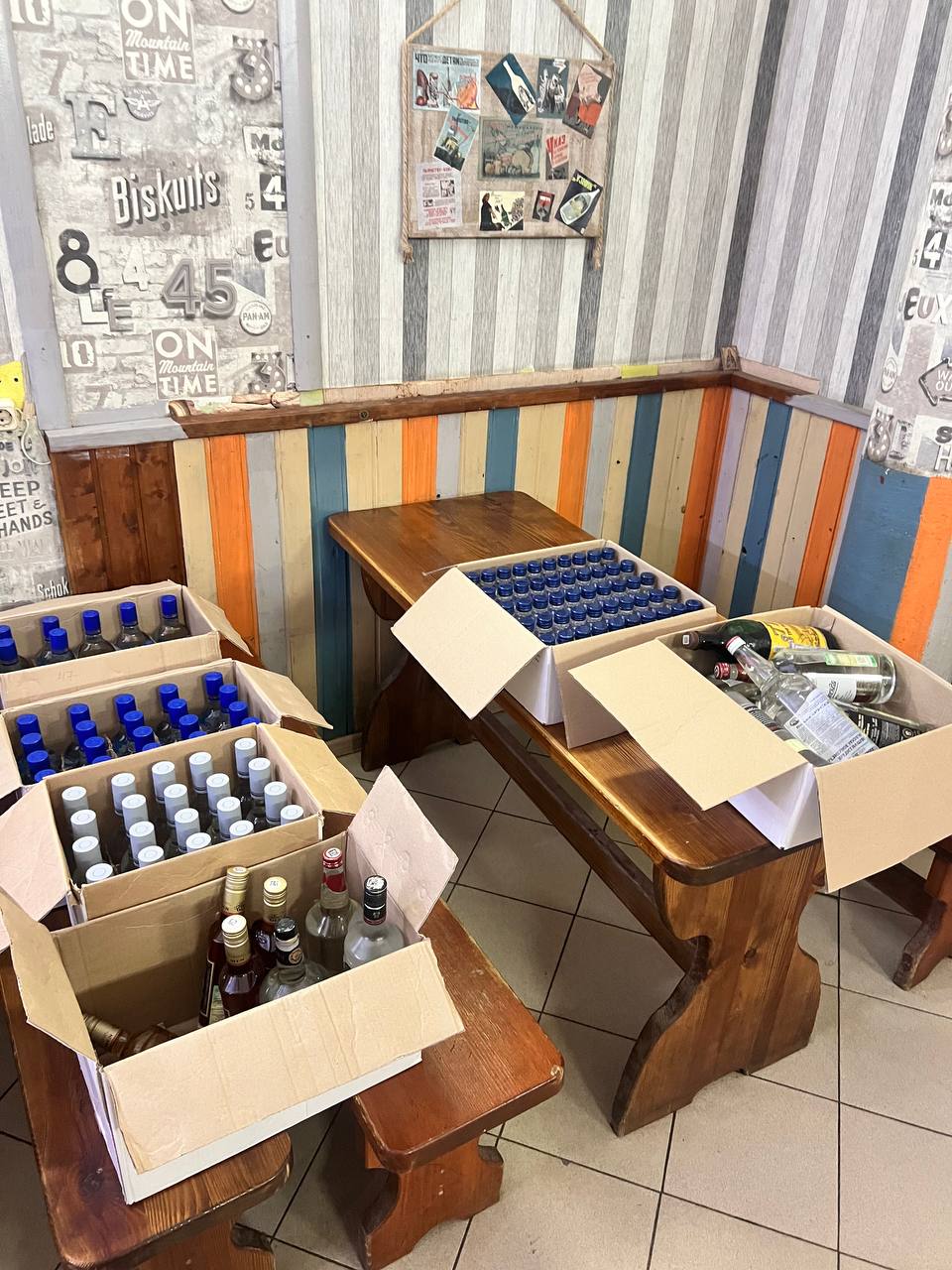 За сутки полицейские изъяли в торговых объектах и у частных лиц более 1000 литров незаконно продававшегося алкоголя За сутки полицейские изъяли в торговых объектах и у частных лиц более 1000 литров незаконно продававшегося алкоголя