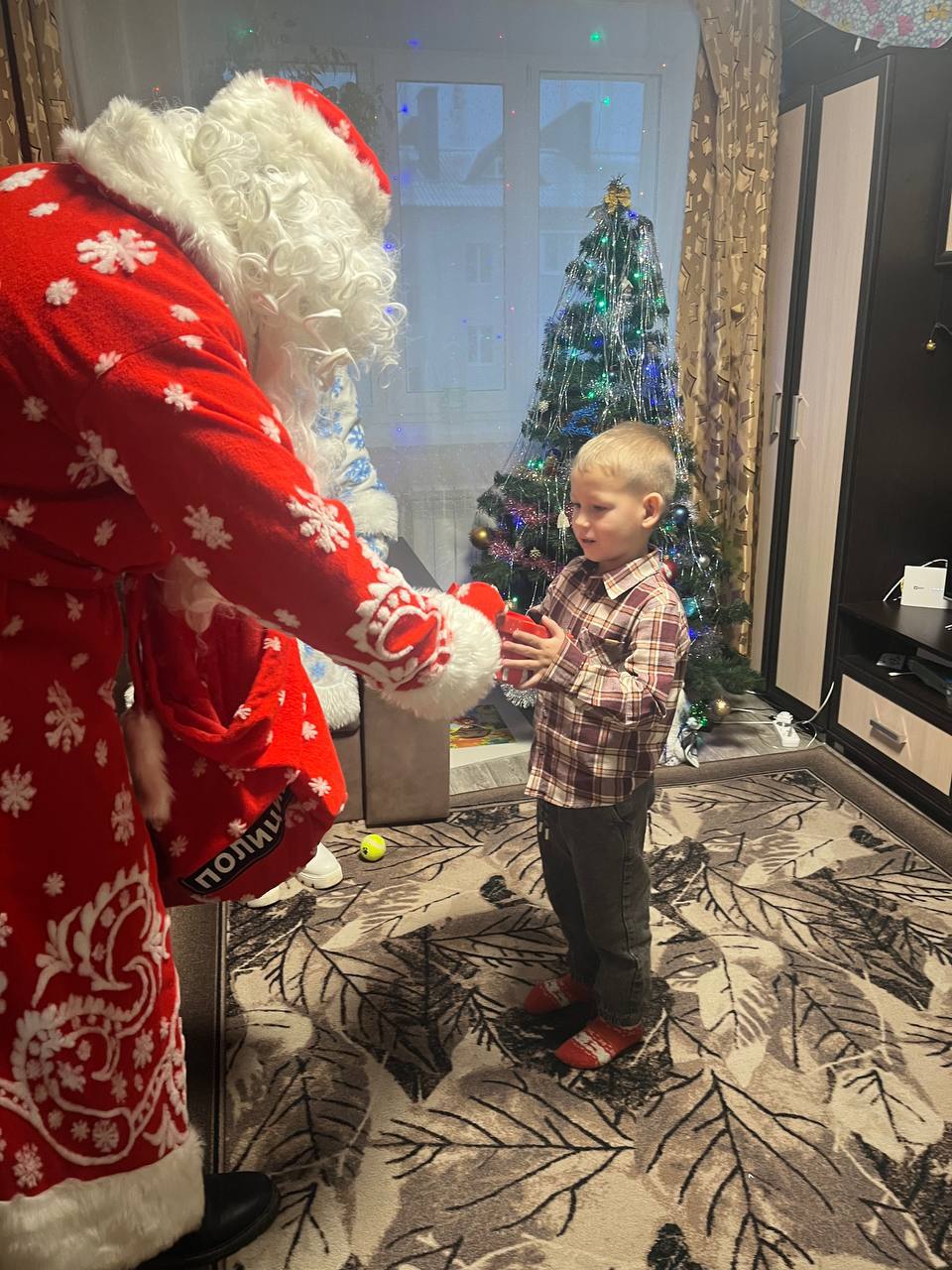 Полицейский дед Мороз поздравил детей в Рыбновском районе Полицейский дед Мороз поздравил детей в Рыбновском районе